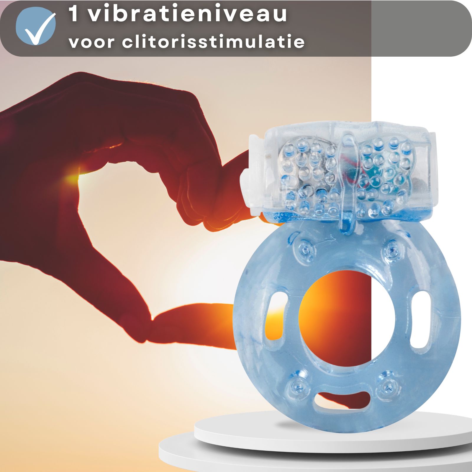 Hand vormt hart. Penisring met vibrerende opzet, blauw.