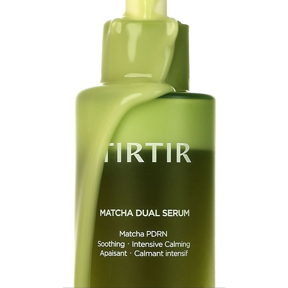 Flacon TIRTIR Matcha Dual Serum, sérum coulant sur le bord.