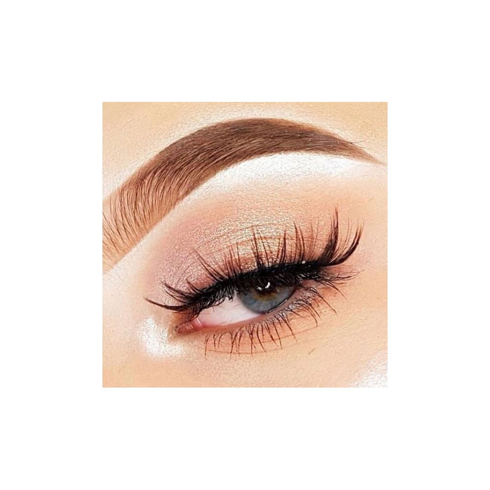 Œil avec faux cils appliqués. Sourcil et fard à paupières visibles.