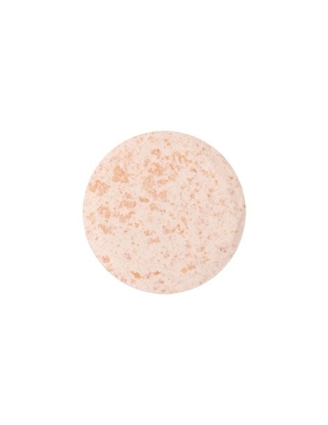 Ronde, beige bruistablet. Oppervlak met kleine puntjes. Afzonderlijk op witte achtergrond.