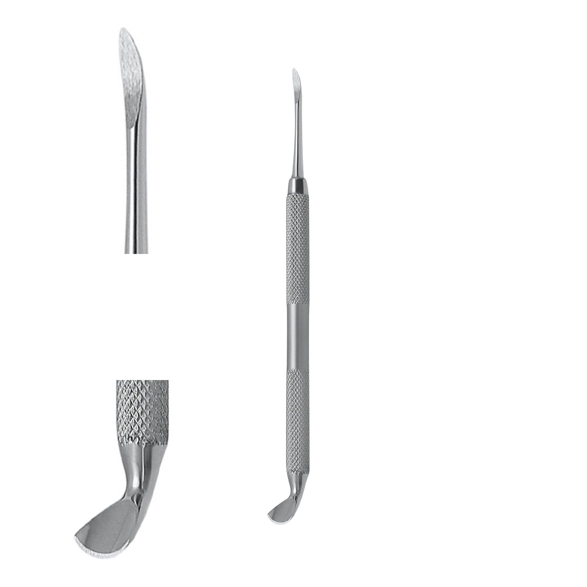 Nagelriemschuiver en nagelmes. Zilverkleurig metaal. Schuiver met afgeronde punt, mes met gebogen lemmet. Gegraveerd handvatpatroon.