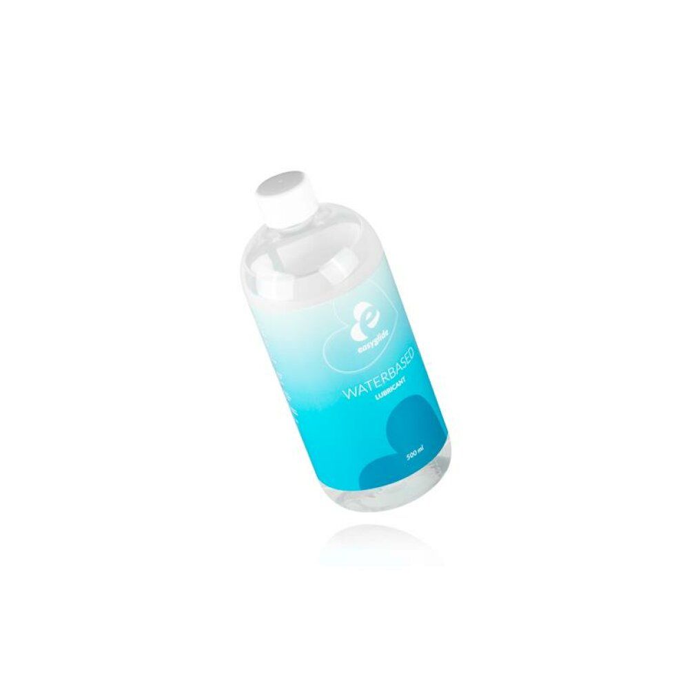 Schuine transparante fles met blauw etiket. Tekst onleesbaar.