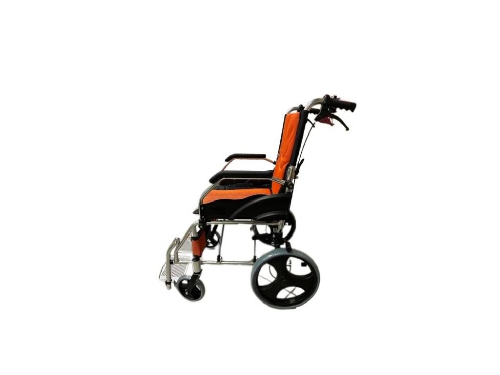 Vue latérale d'un fauteuil roulant plié. Assise et dossier orange. Roues et cadre noirs.