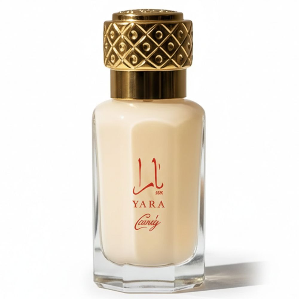 Flacon de parfum avec bouchon doré. Flacon contenant un liquide crémeux et une écriture arabe. Inscription 'Yara Candy'.
