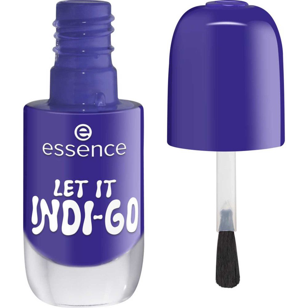 Open nagellakflesje. Blauwe vloeistof, zwarte borstel. Opschrift: essence, LET IT INDI-GO.