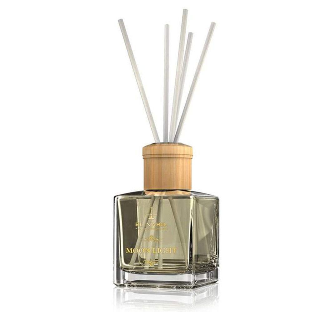 Diffuseur de parfum avec couvercle en bois et bâtonnets. Flacon carré en verre avec liquide. Inscription : Moon Light.