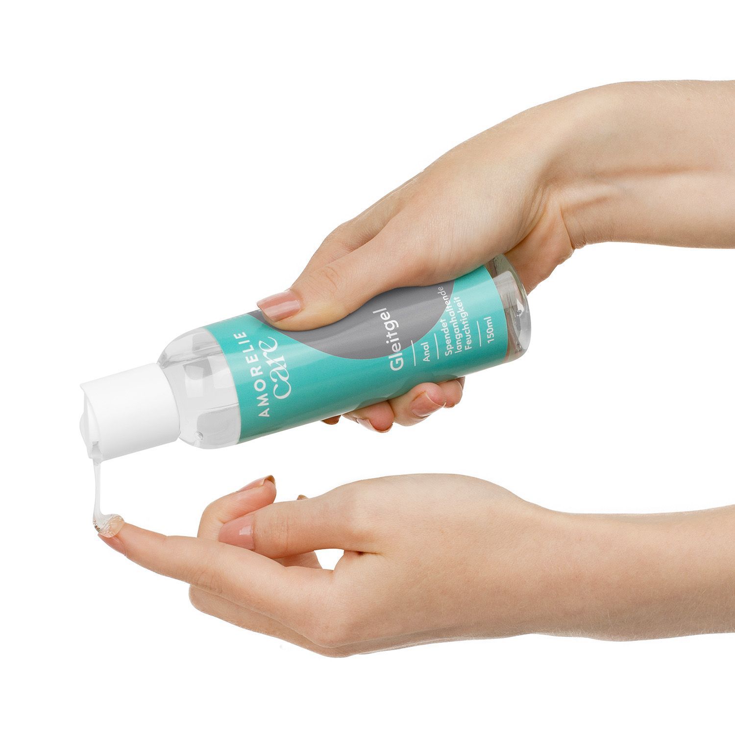 Handen houden een flesje vast. Gel wordt op een vinger aangebracht. Op de fles staat "AMORELIE care" en "Gleitgel".