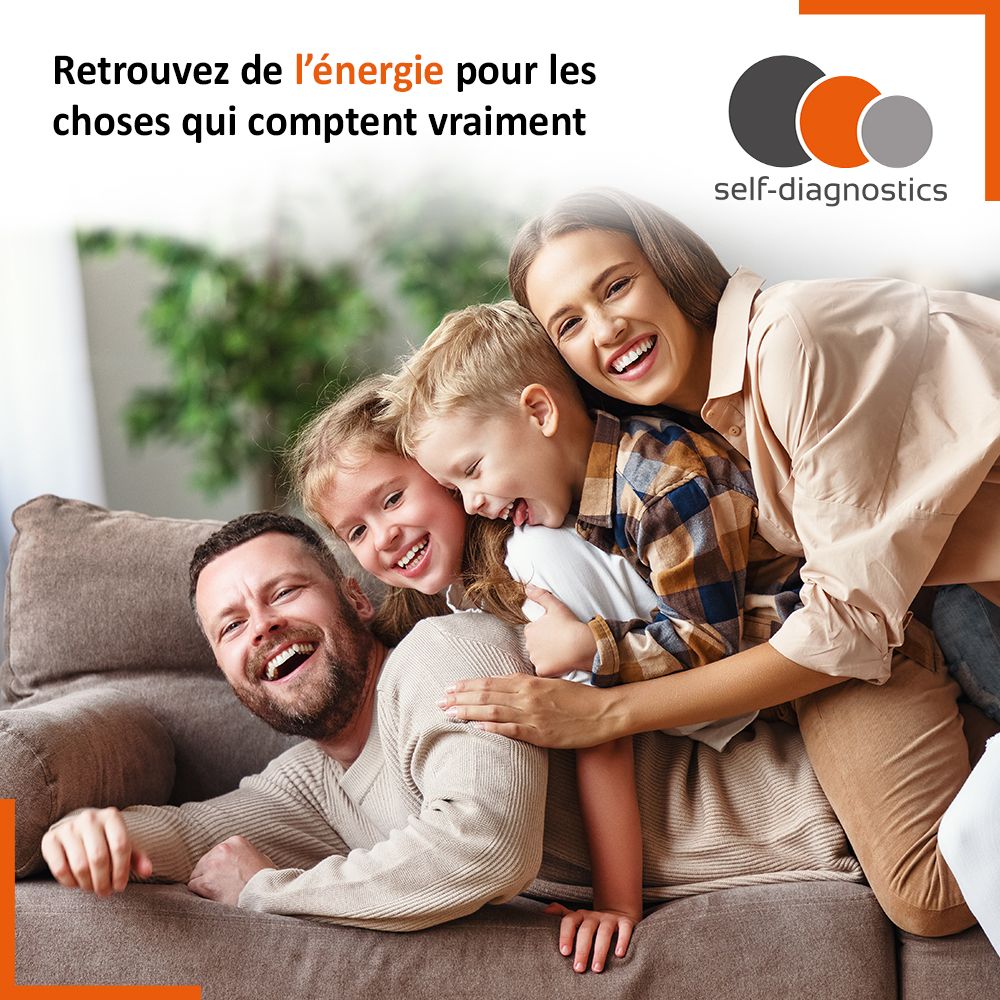 Famille s'embrassant sur un canapé. Texte : Retrouvez de l'énergie pour les choses qui comptent vraiment.