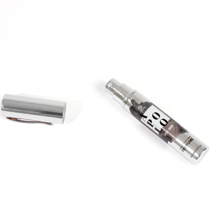 Zilverkleurige verstuiver met verwijderde dop. Opschrift: Apolo for Men. Zwarte achtergrond.