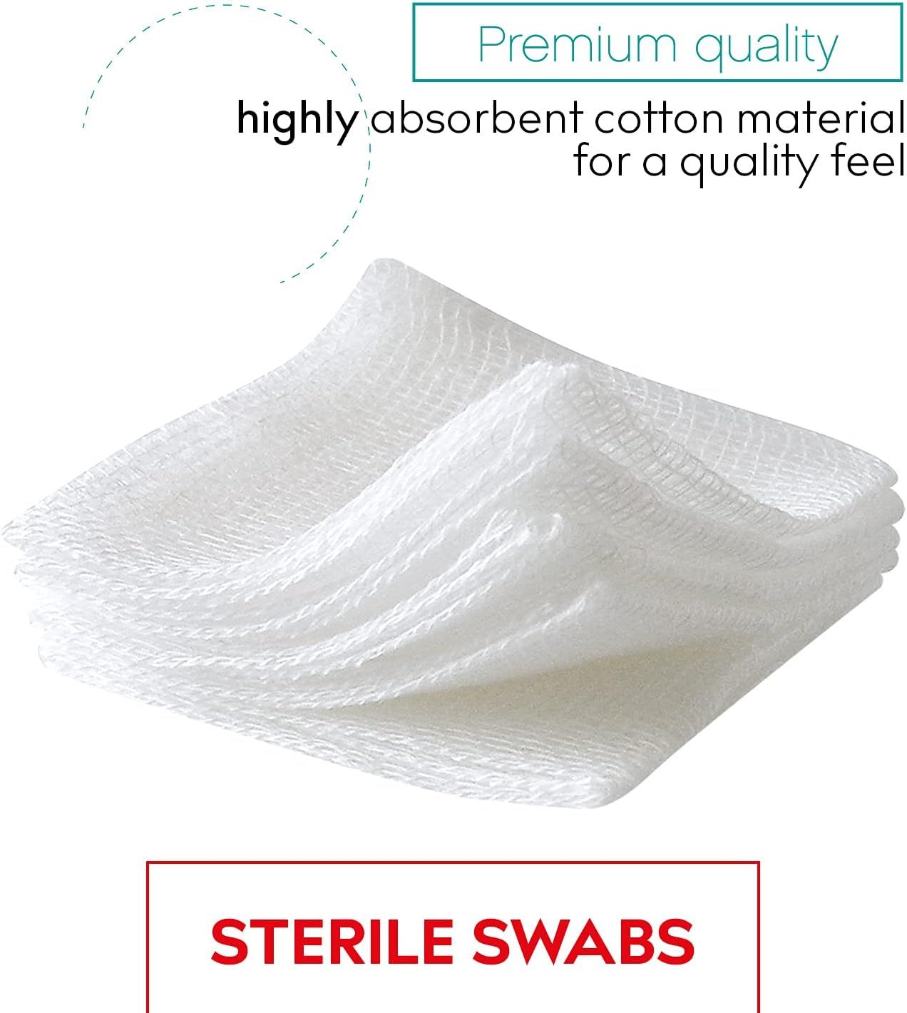 Close-up van witte, steriele gaasjes. Tekst: 'STERILE SWABS' en 'Premium quality highly absorbent cotton material'.