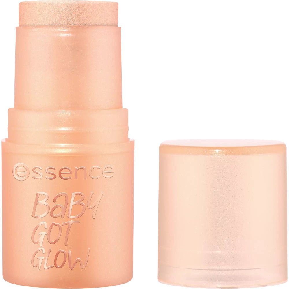 Highlighter-Stift Essence Baby Got Glow avec capuchon retiré. Forme cylindrique, emballage rose. Nom et marque visibles.