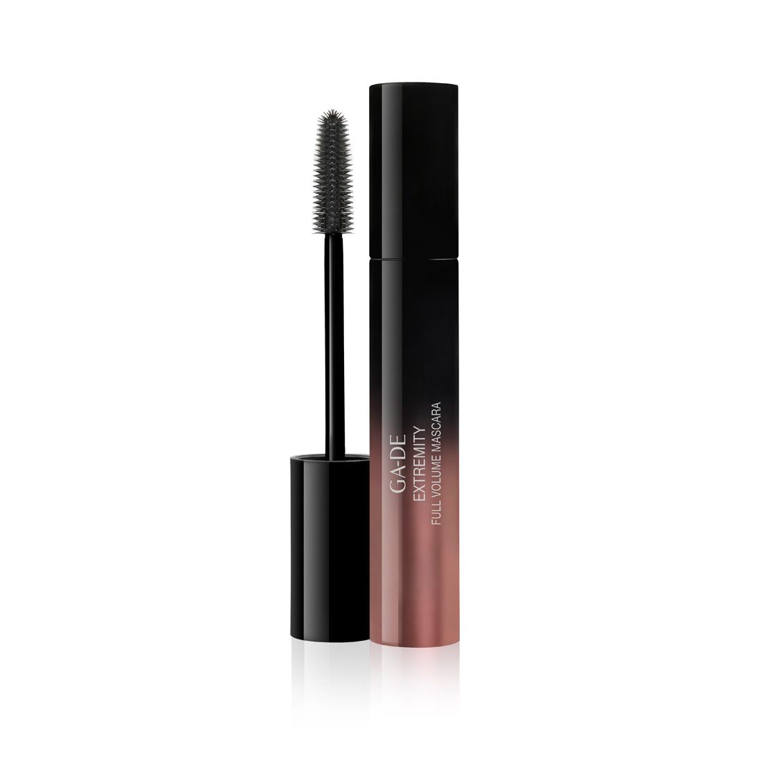Tube de mascara noir avec brosse. Inscription: GA-DE Extremity Full Volume Mascara. Brosse noire extraite.