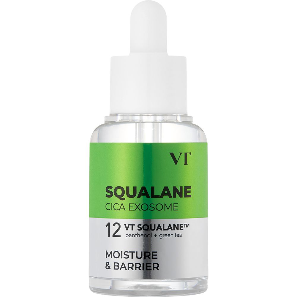 Glazen fles met pipet. Opschrift: Squalane Cica Exosome. Groene en zilveren etiketten. Witte achtergrond.