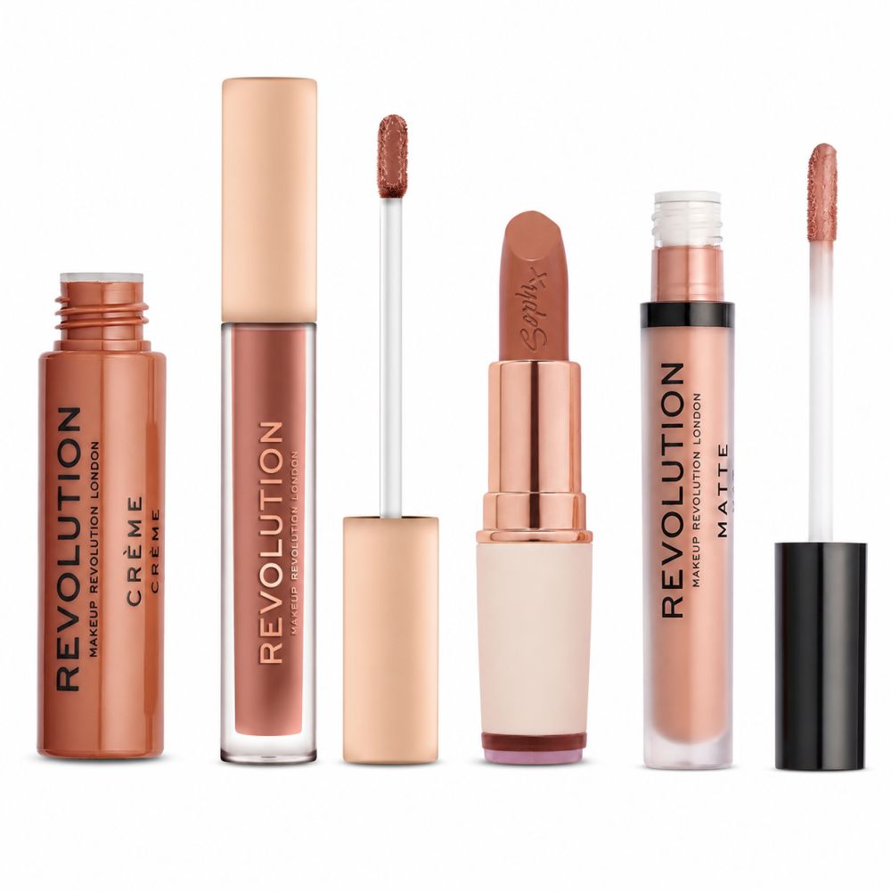 Cinq produits pour les lèvres dans des tons nude : deux brillants à lèvres crème, un rouge à lèvres et deux applicateurs de gloss.