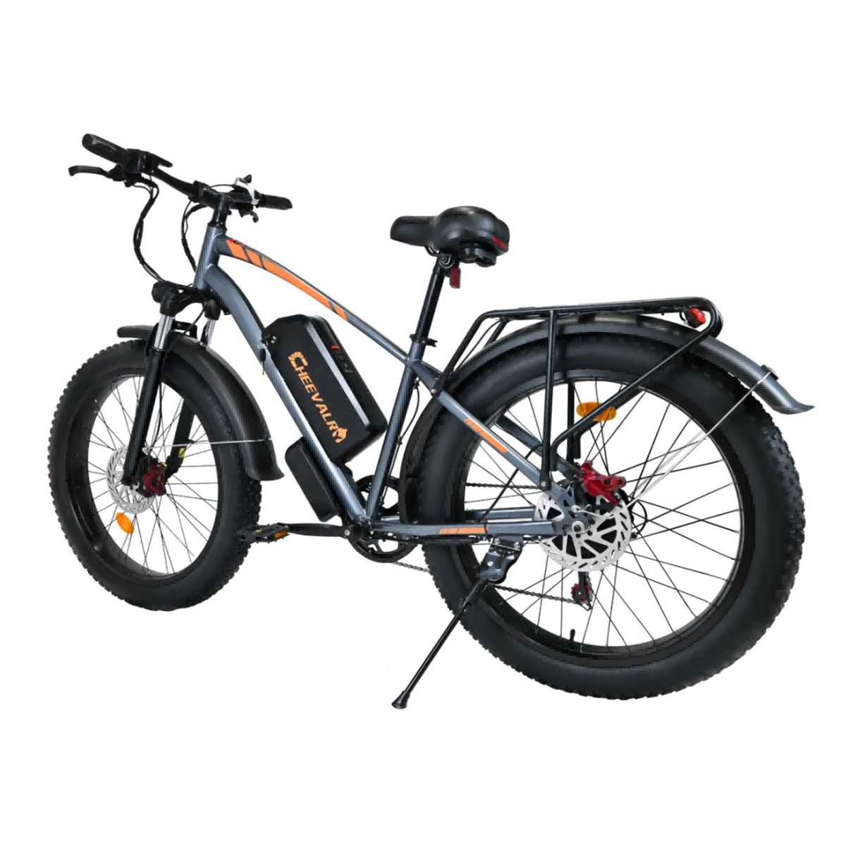 Grijze elektrische fatbike met zwarte banden. Oranje accentstrepen. Zwarte bagagedrager en spatborden. Schijfremmen.
