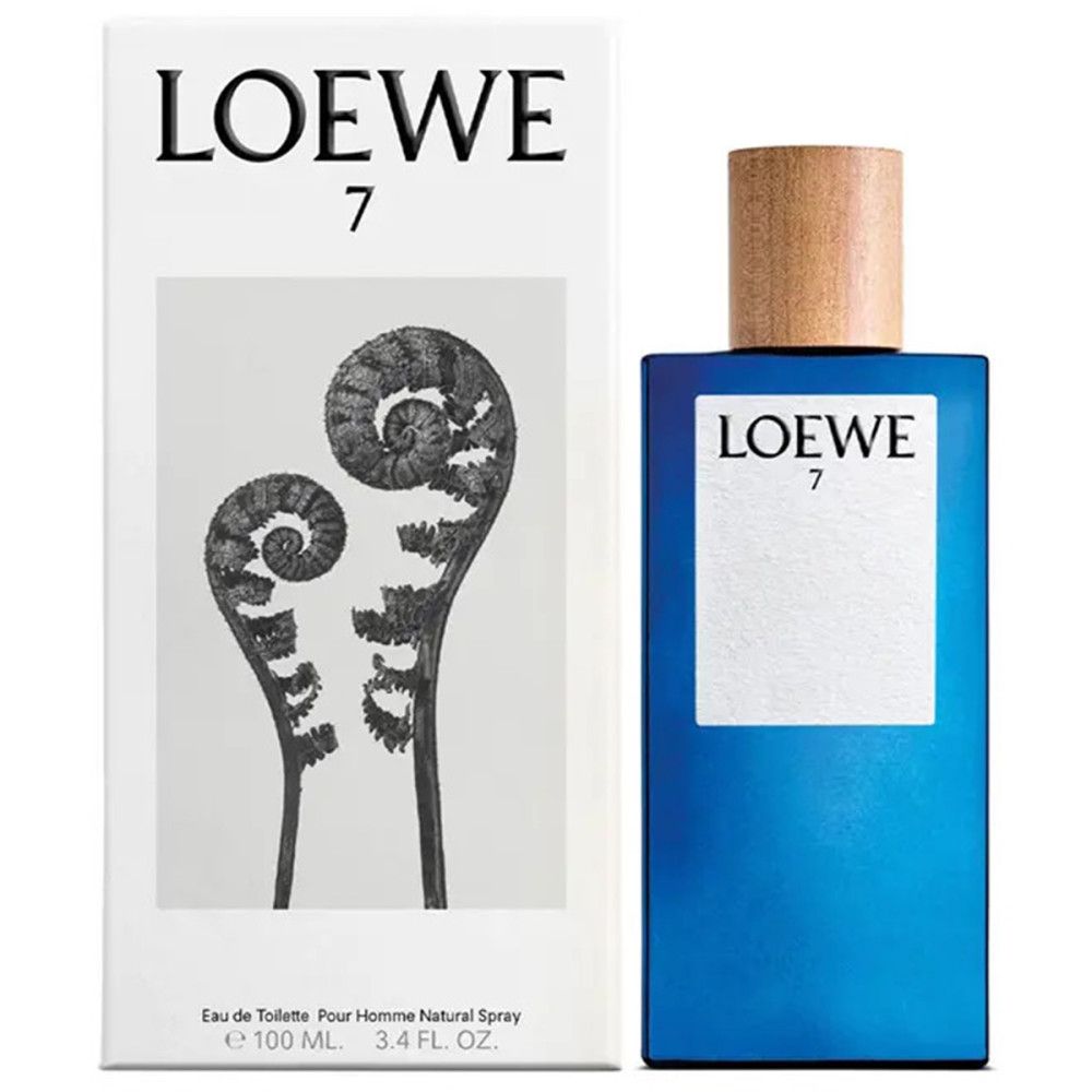 Blauwe fles met houten dop en witte tekst. Witte doos met logo en tekening.