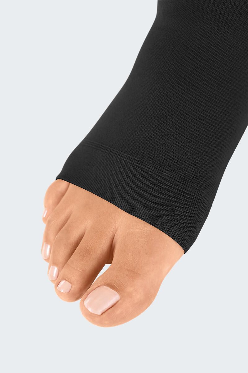 Bas de compression noir. Gros plan du pied avec bout ouvert.