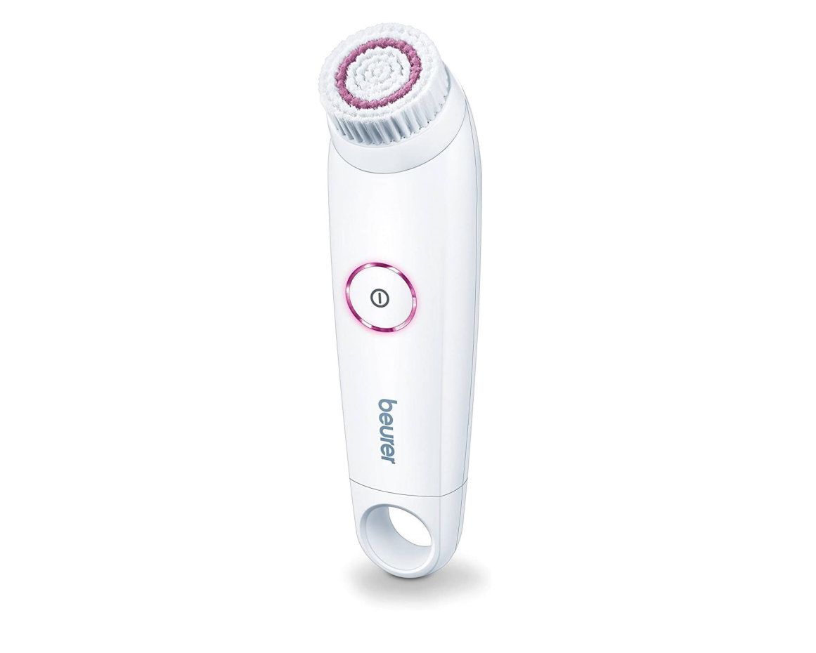 Witte gezichtsborstel met roze borstelkop en knop. Merk "beurer" zichtbaar.