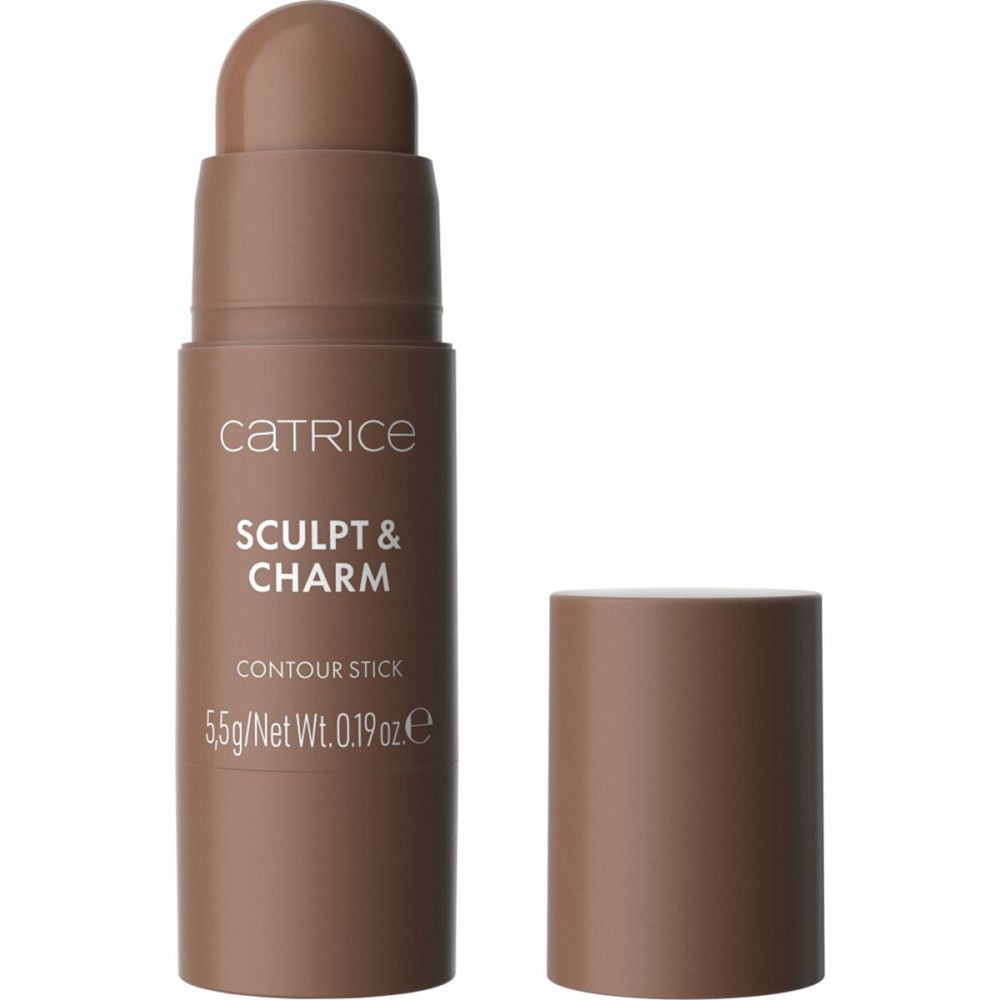 Bruine Catrice Sculpt & Charm Contour Stick met open dop. Cilindrische vorm. Opschrift: Catrice, Sculpt & Charm, Contour Stick, 5,5g/Net Wt. 0.19 oz.e.