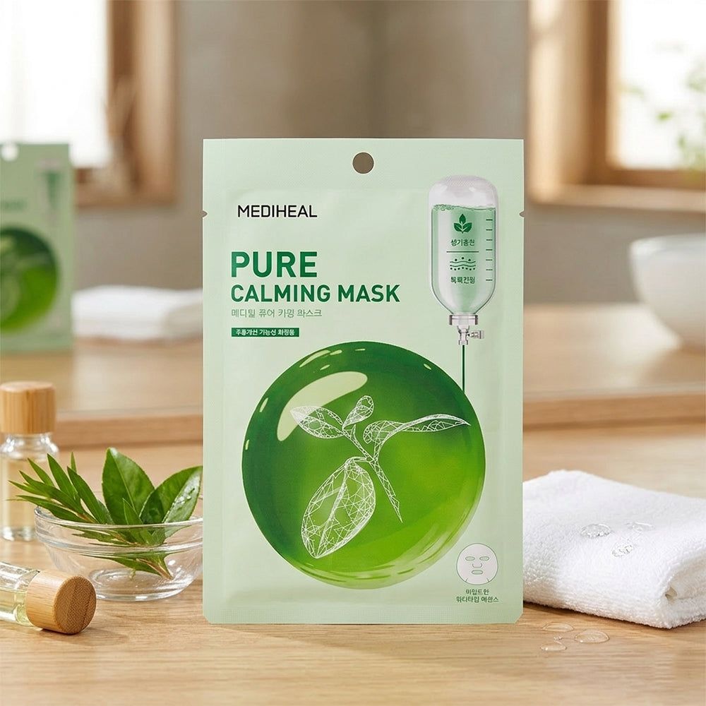 Masque facial en emballage vert. Inscription : MEDIHEAL Pure Calming Mask. Illustration d'une sphère verte avec des feuilles. Arrière-plan : surface en bois, accessoires.