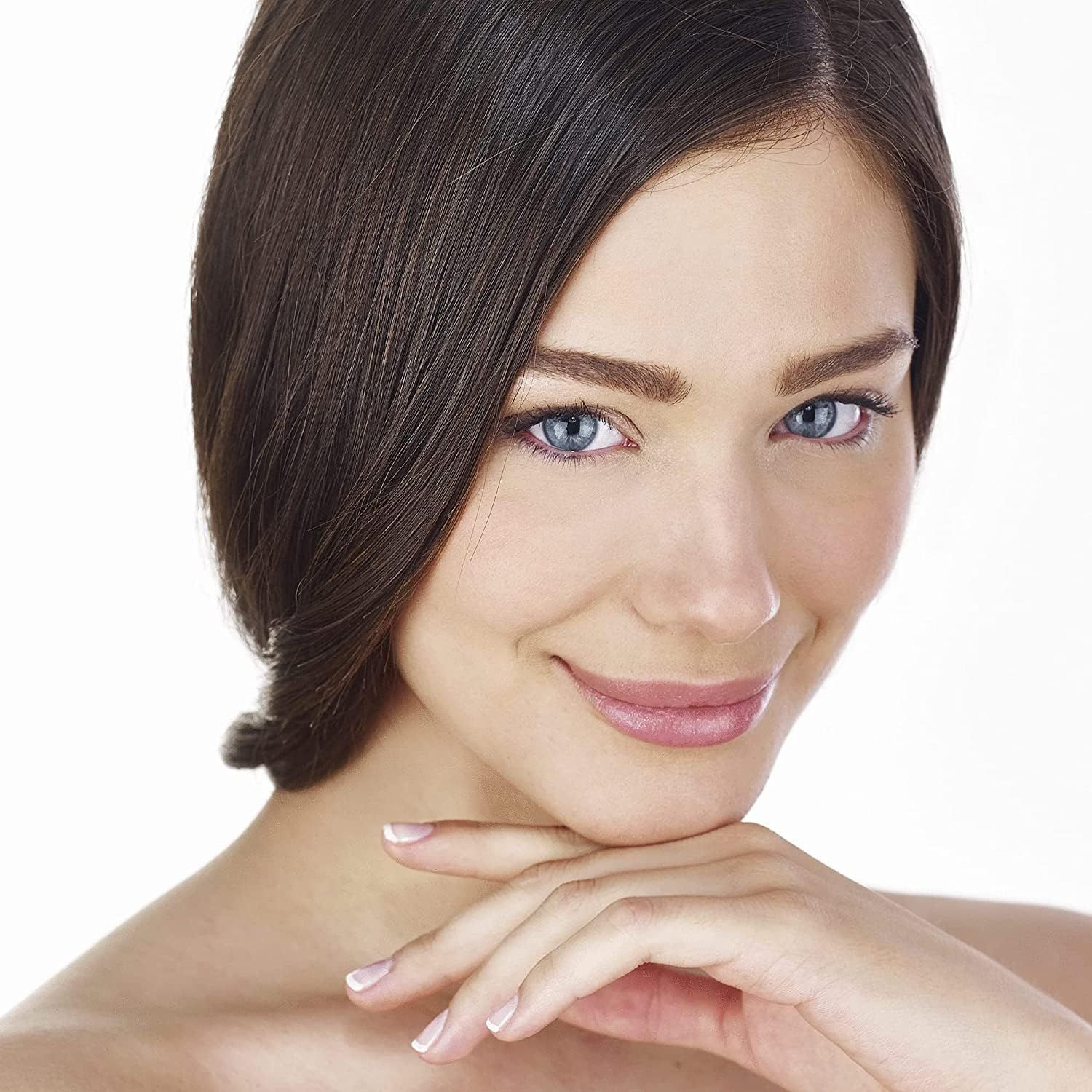 Portret van een vrouw. Ze raakt haar kin aan. Lichte huid, blauwe ogen, donker haar.