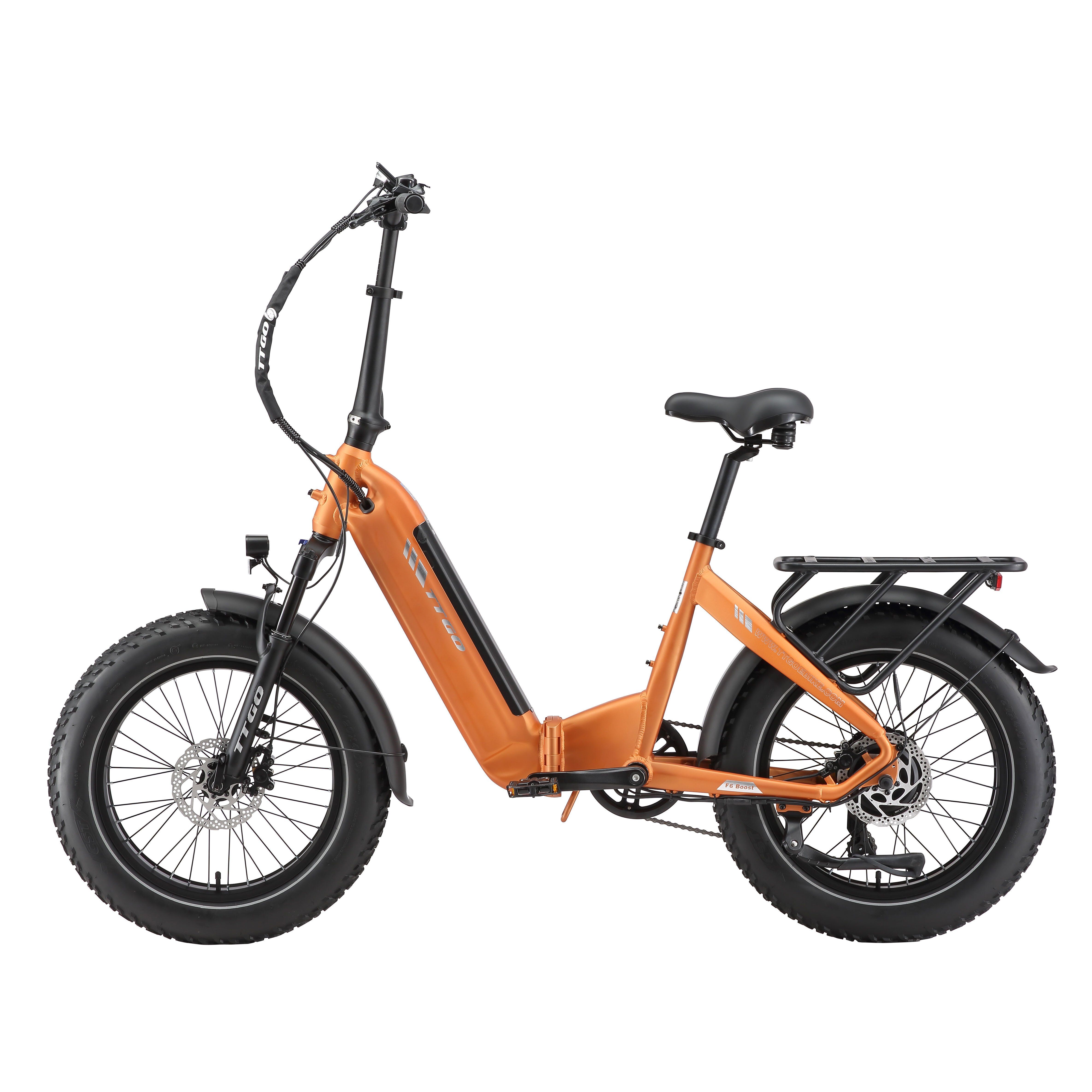 Vélo électrique pliable orange avec pneus noirs et porte-bagages. Marque TTGO visible.