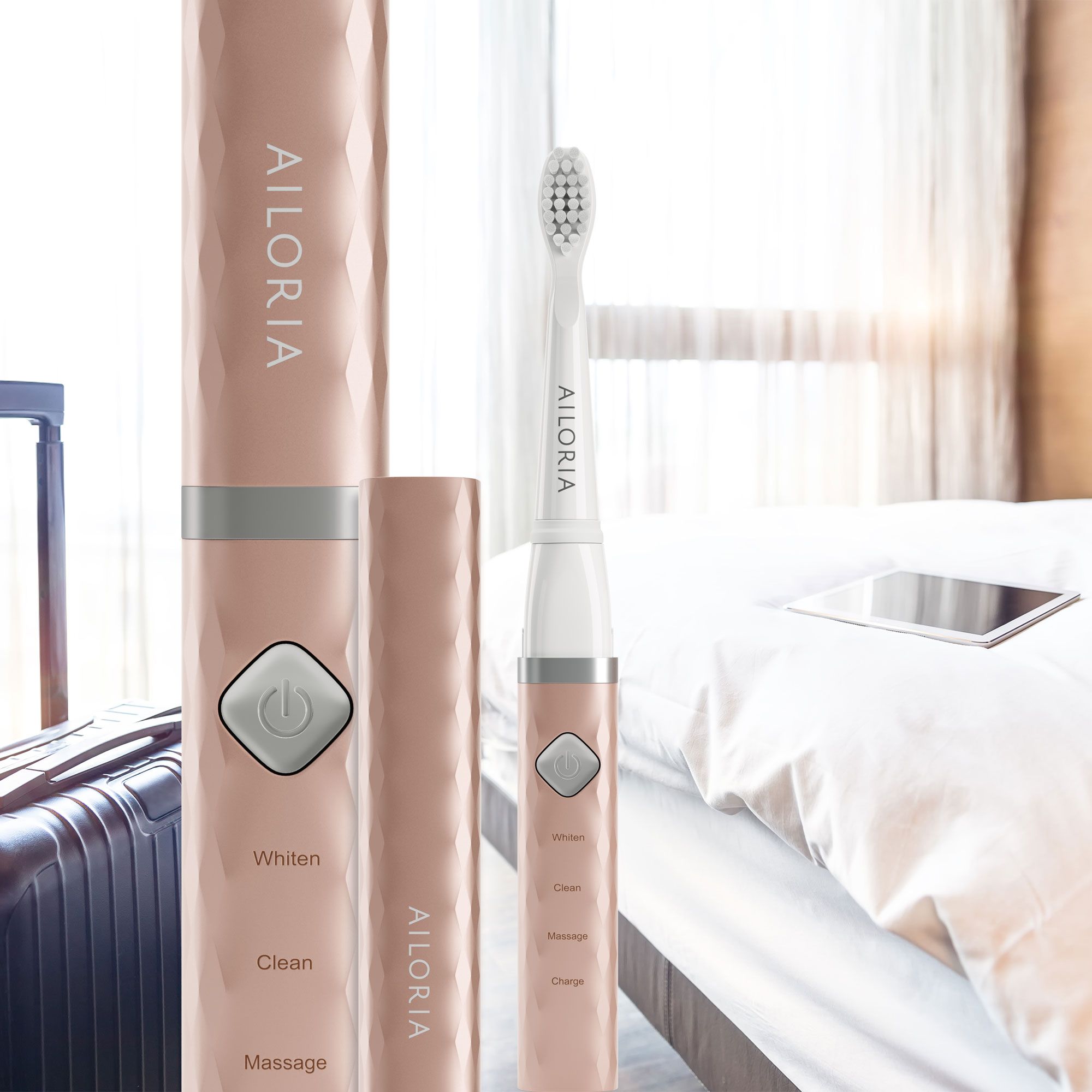 Brosse à dents sonique AILORIA avec étui de chargement sur un lit, contexte de voyage.