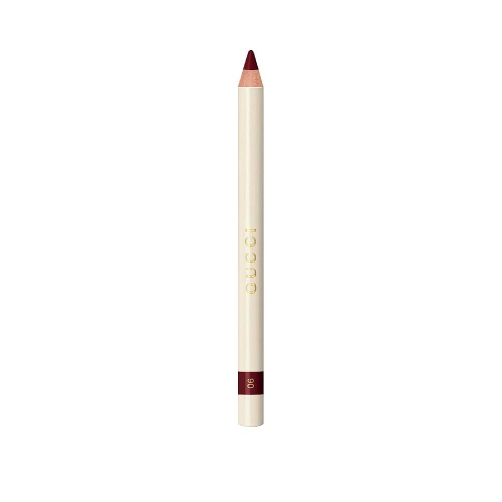 Crayon contour des lèvres rouge. Crayon blanc avec logo Gucci doré. Numéro de couleur 8.