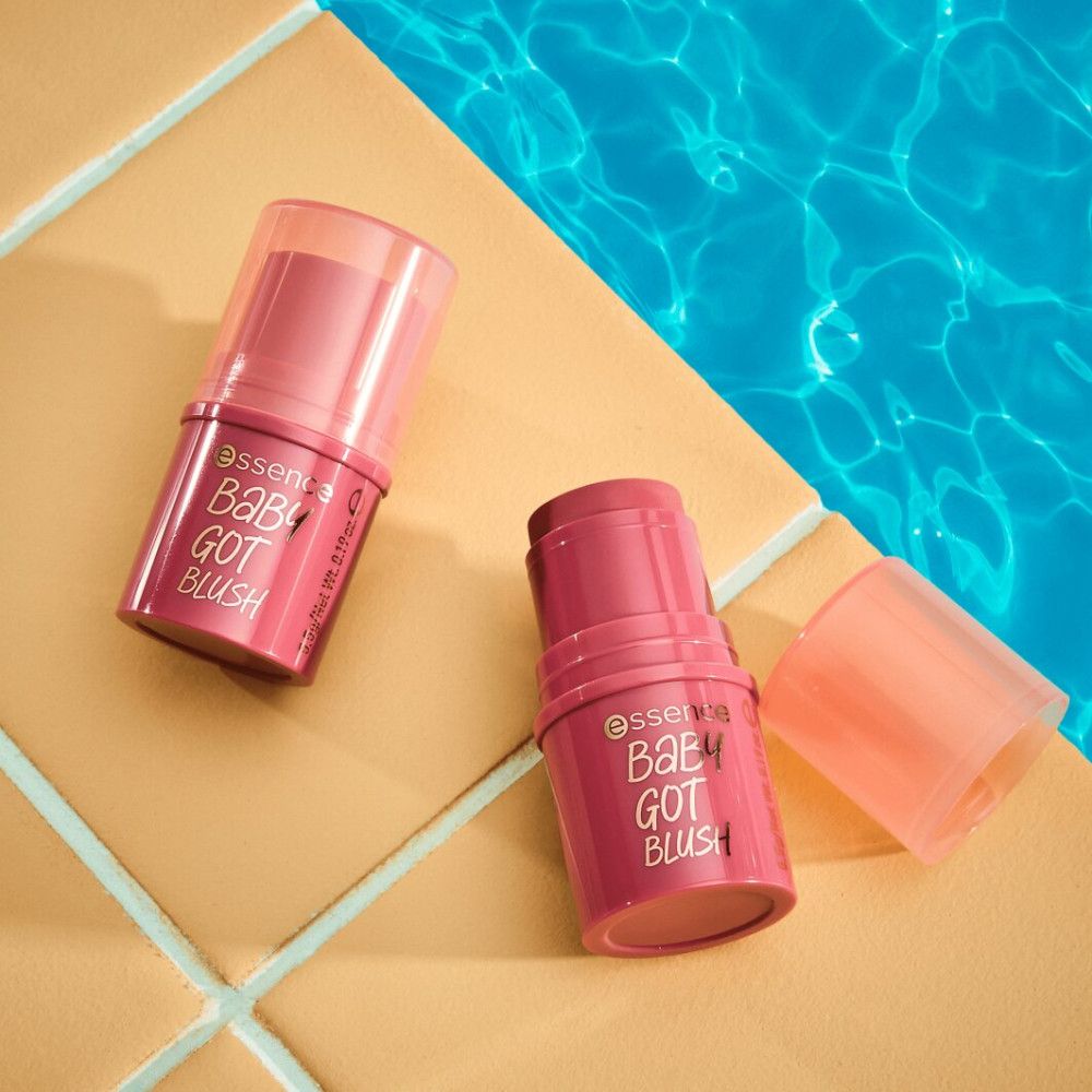 Twee blush sticks met doppen. Productnaam en merk zichtbaar: Essence Baby Got Blush.