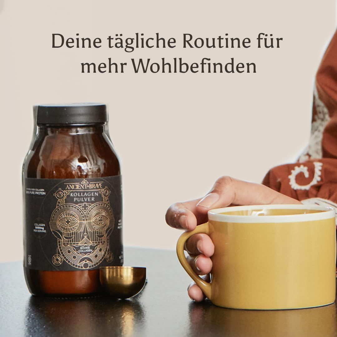 Main attrapant une tasse jaune à côté d'une bouteille de poudre de collagène.
