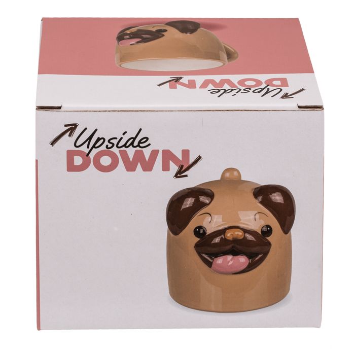 Mops beker in verpakking. Beige-bruin keramiek, mopshond gezicht. Opschrift "Upside Down". Doos met mopshond motief.