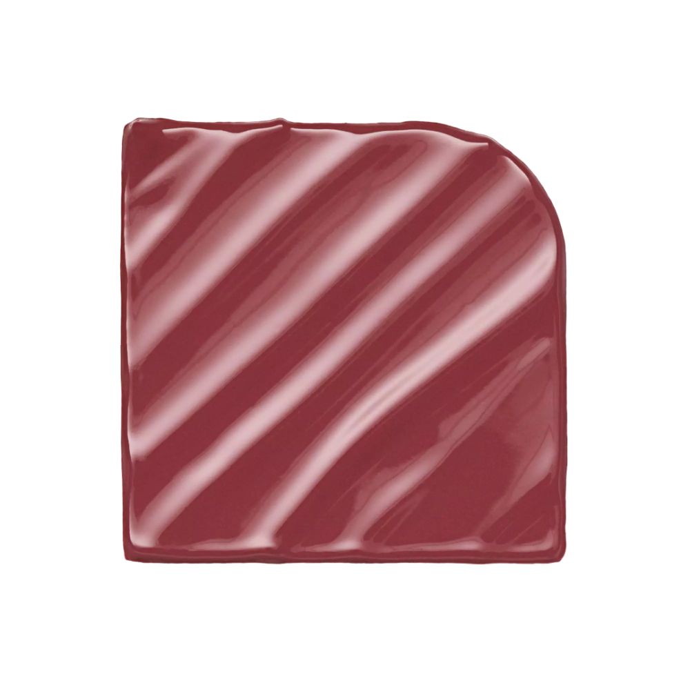 Échantillon de rouge à lèvres rose carré avec des rayures obliques brillantes. Coin arrondi.