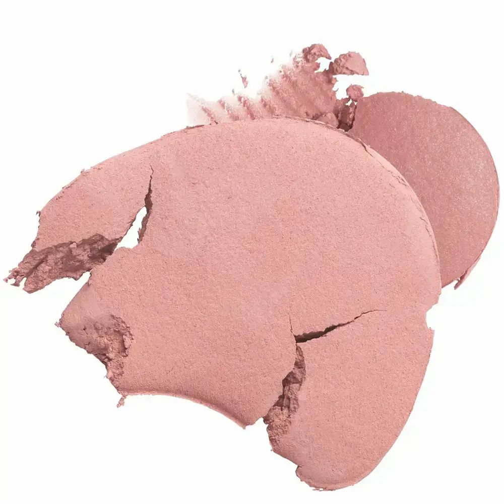 Twee gebroken, roze blushstukken op een witte achtergrond. De stukken zijn rond en onregelmatig van vorm.