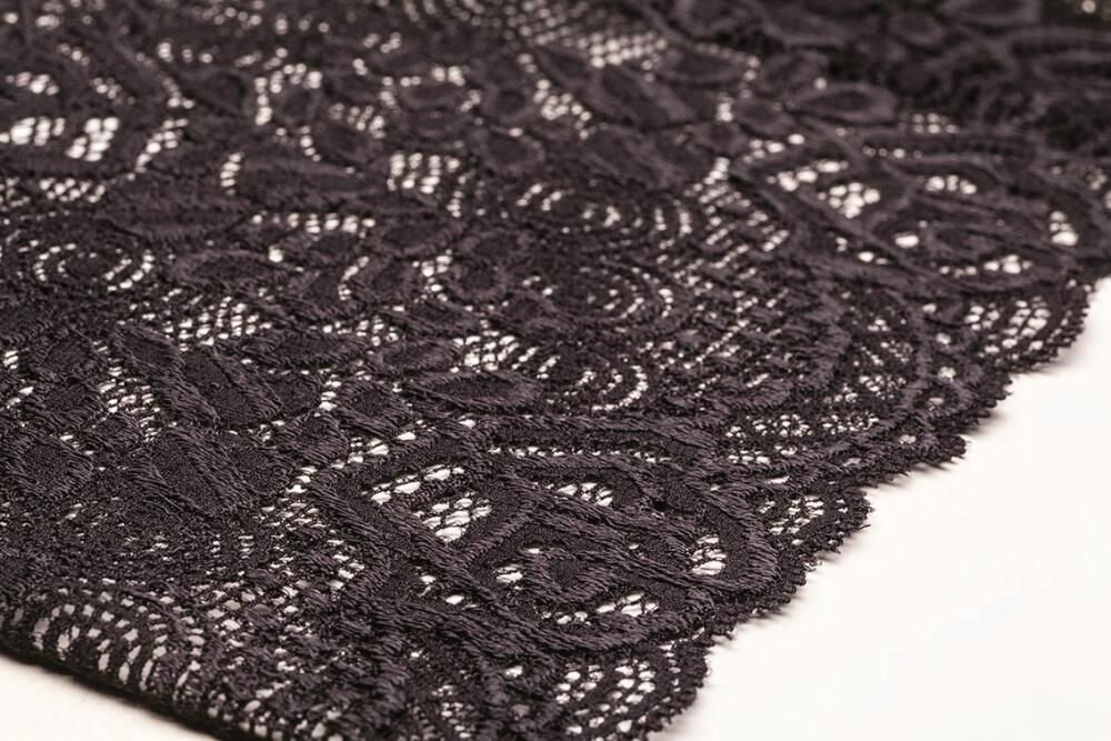 Vue détaillée de dentelle noire florale.