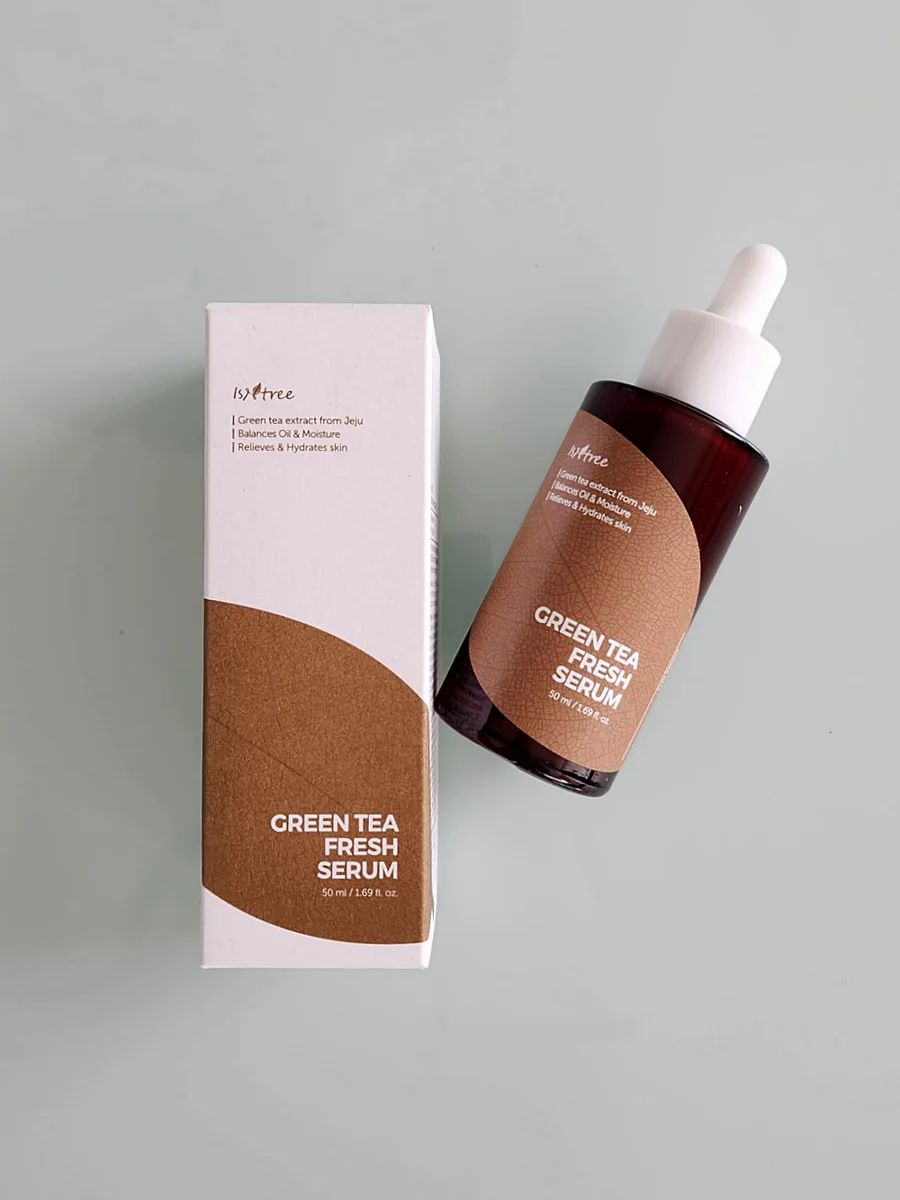 Emballage et flacon du produit. Boîte blanche et flacon en verre brun avec sérum. ISNTREE Green Tea Fresh Serum.