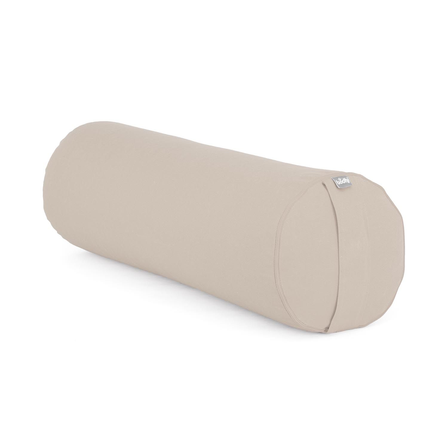 Beige yogabolster. Cilindrische vorm. Stoffen hoes. Klein label met logo. Afgeronde uiteinden.