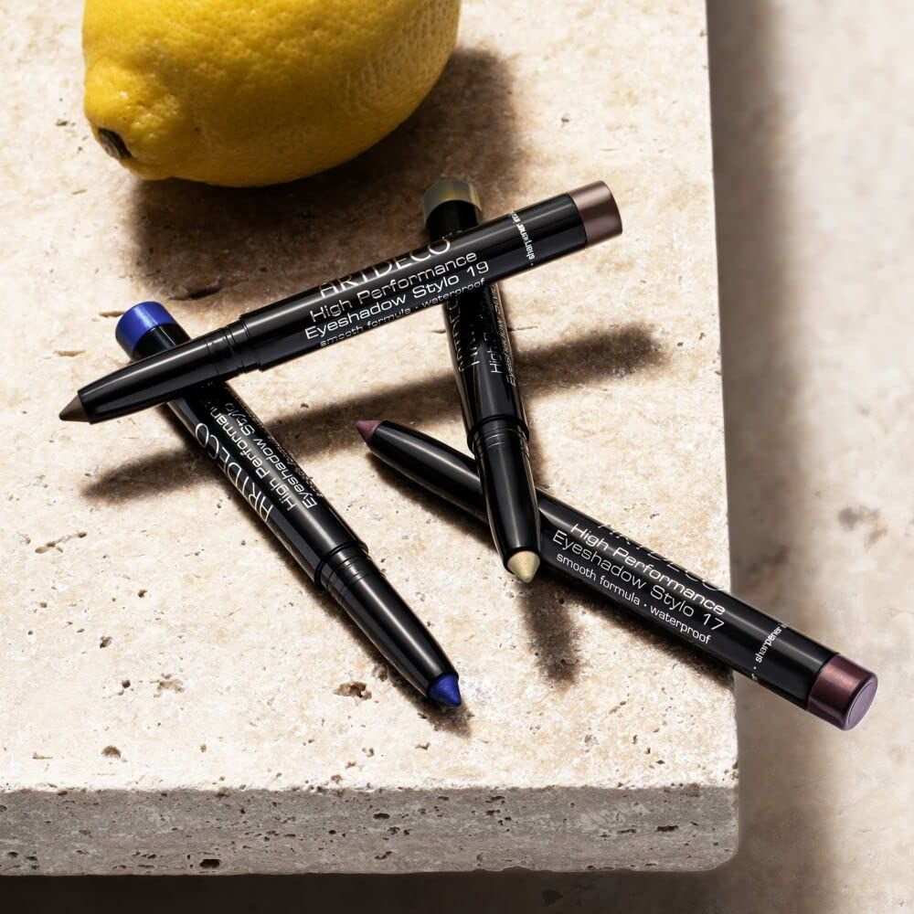 Artdeco High Performance Eyeshadow Stylo, différentes couleurs. Sur une dalle de pierre, citron.