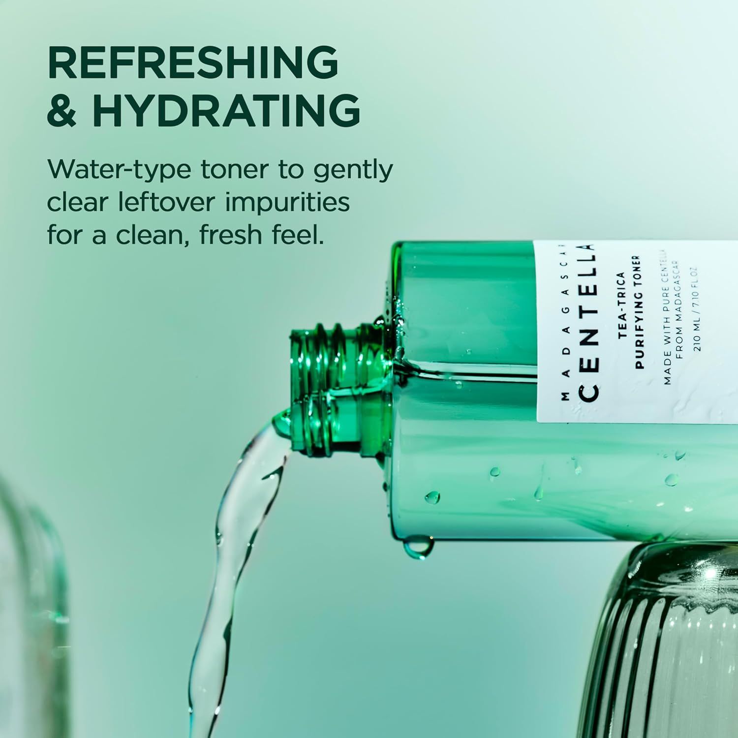 Groene fles met witte dop. Vloeistof wordt in glas gegoten. Opschrift: MADAGASCAR CENTELLA.