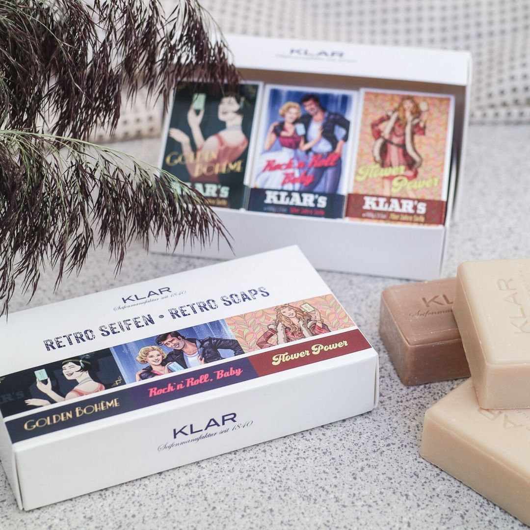 Geschenkset met retro zeep. Witte doos met drie zepen en twee losse zepen. Doos toont illustraties en de tekst "Retro Seifen".