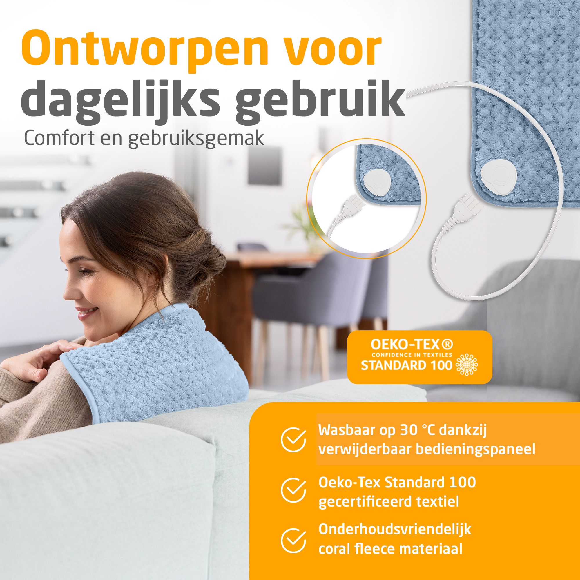 Blauw warmtekussen. Vrouw op bank. Afneembaar bedieningspaneel. Oeko-Tex Standard 100. Onderhoudsvriendelijk coral fleece.