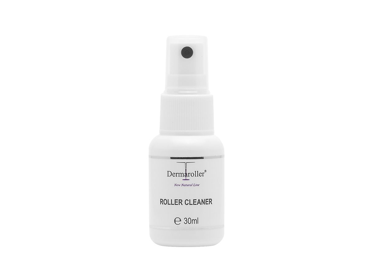 Witte spuitfles met zwarte spuitkop. Opschrift: Roller Cleaner, 30ml. Logo: Dermaroller.