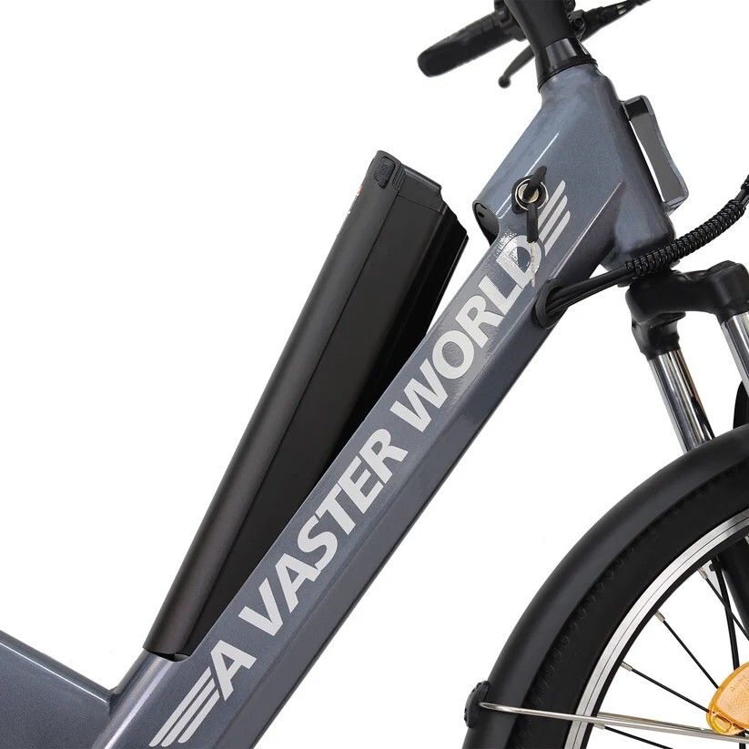 Close-up van het frame van een grijze elektrische fiets. Accu, opschrift 'A VASTER WORLD'.