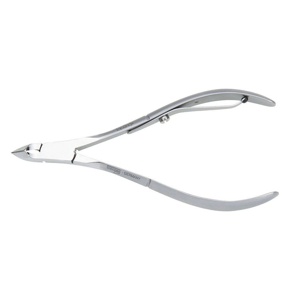 Huidtang van metaal. Gebogen handgrepen, scherpe snede. Opschrift: GERMANY.