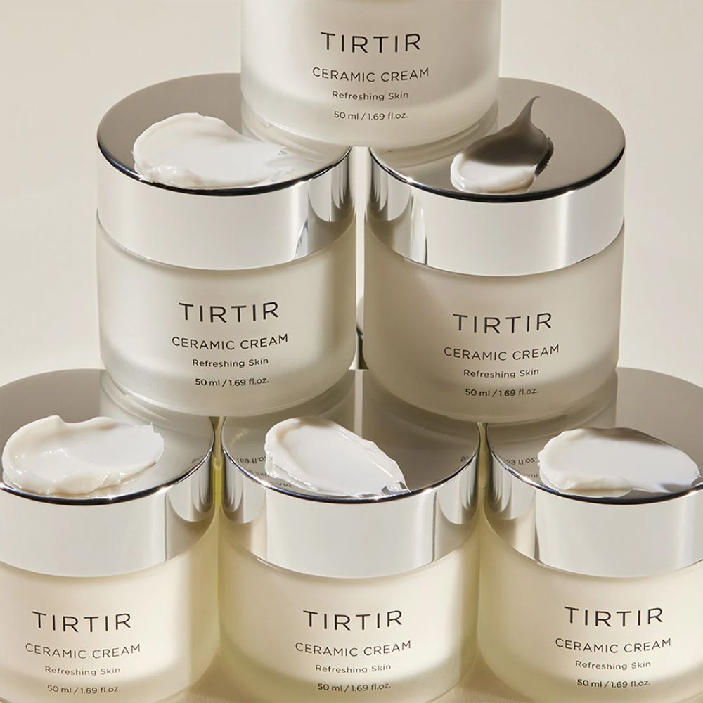 Plusieurs pots "TIRTIR CERAMIC CREAM" empilés. Certains ont de la crème sur le couvercle.