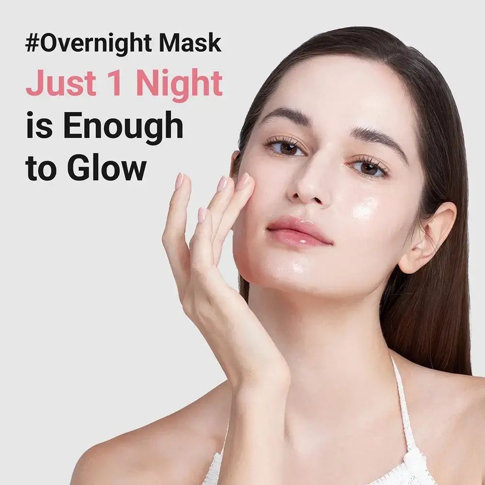 Femme touchant son visage. Texte: #Overnight Mask Just 1 Night is Enough to Glow.
