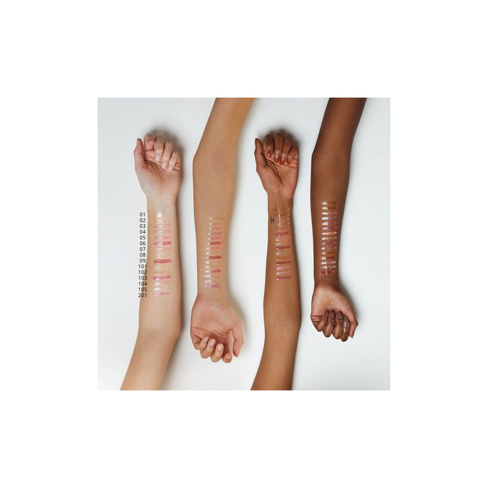 Armen met aangebrachte lipgloss kleuren. Verschillende huidtinten. Genummerde kleurstalen van 01 tot 101.