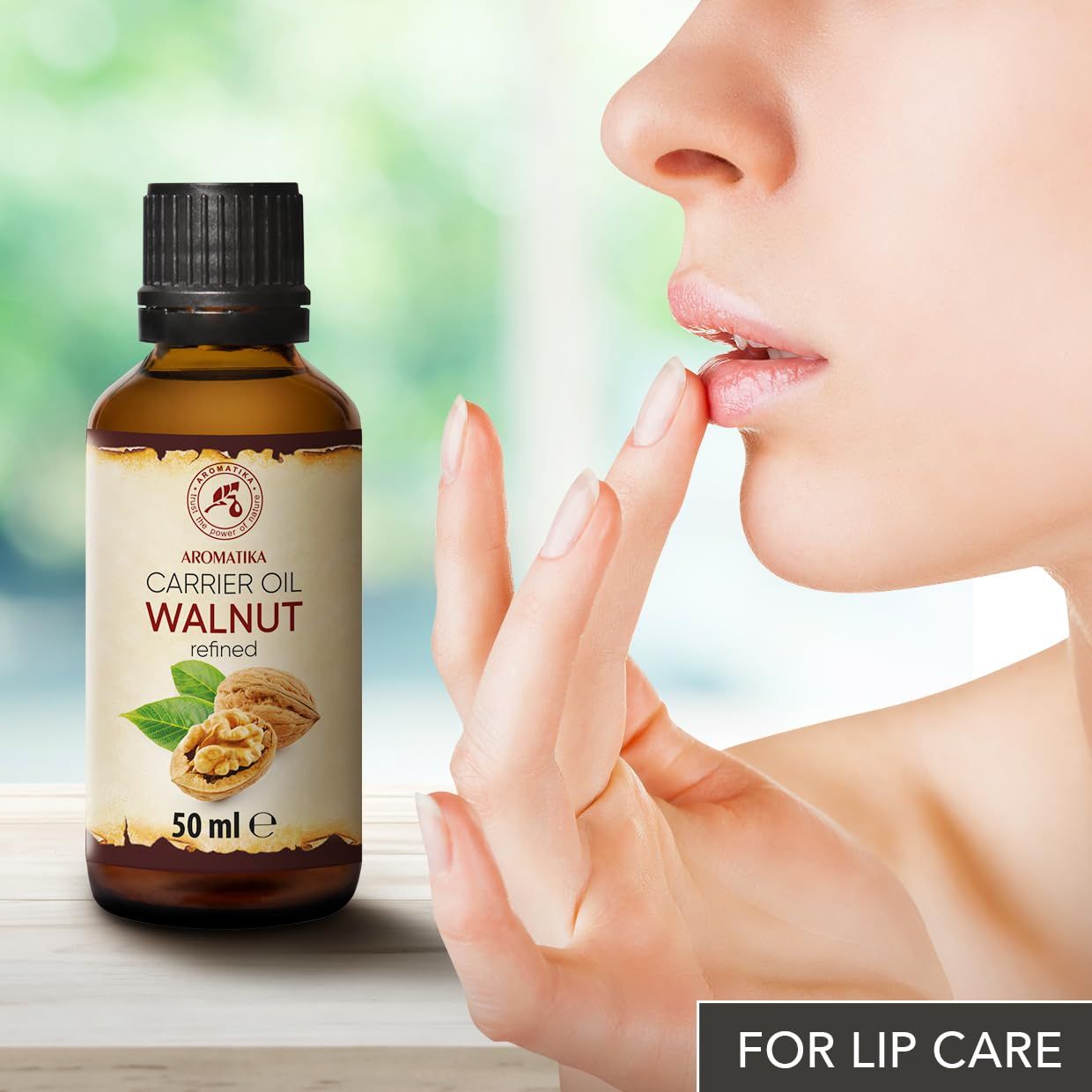 Flacon d'huile de noix AROMATIKA près des lèvres d'une femme, pour le soin des lèvres.