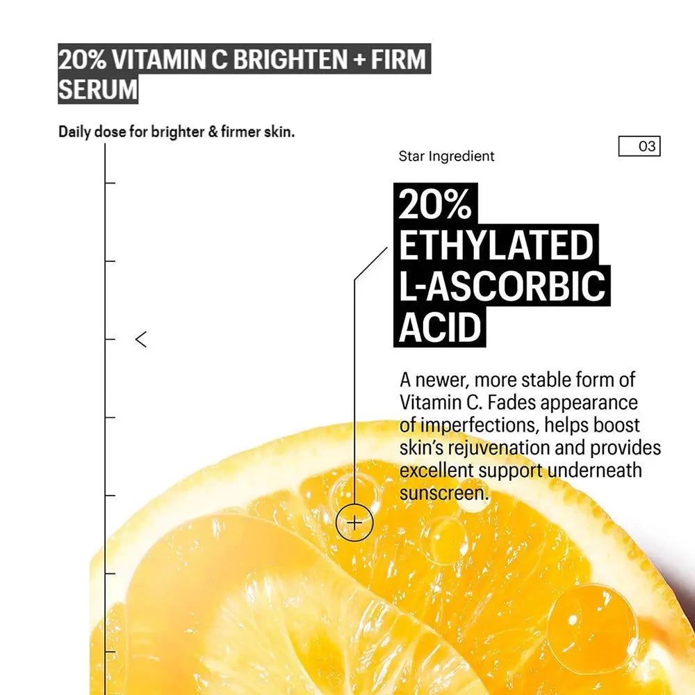 Close-up van een tekstpaneel met informatie over een vitamine C serum. Bevat 20% geëthyleerd L-ascorbinezuur. Tekst over voordelen en gebruik.