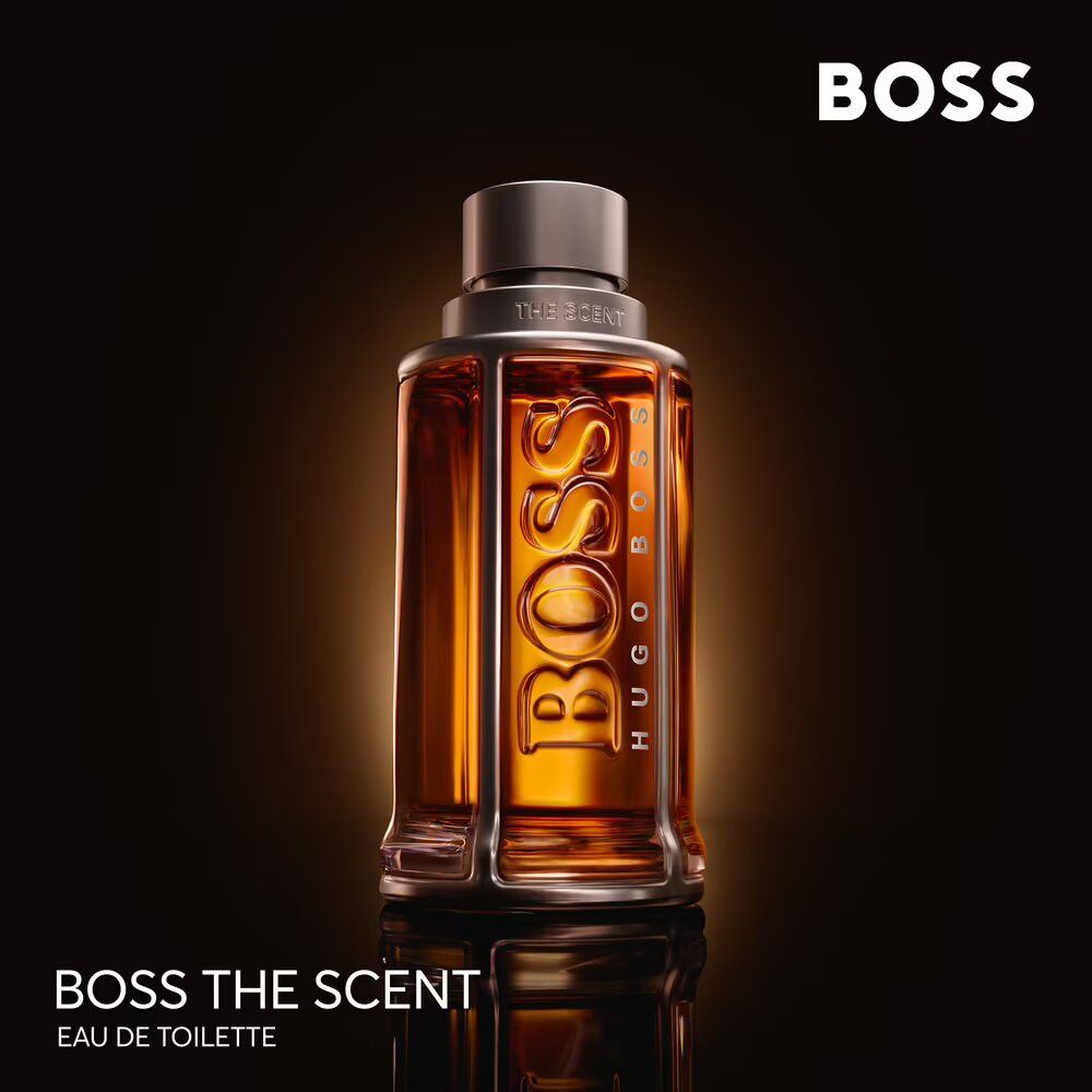 Fles met gouden vloeistof. Opschriften BOSS, HUGO BOSS, THE SCENT. Eau de Toilette.