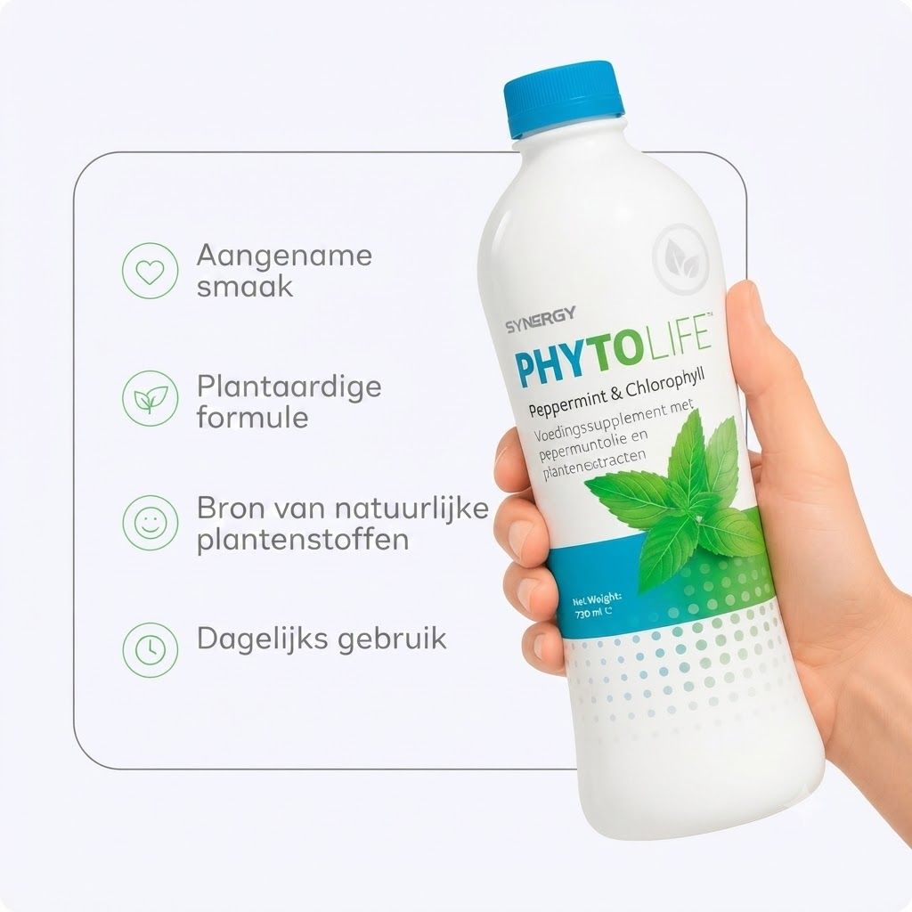 PhytoLife Peppermint & Chlorophyll voedingssupplement in witte fles met blauwe dop, vastgehouden door een hand.